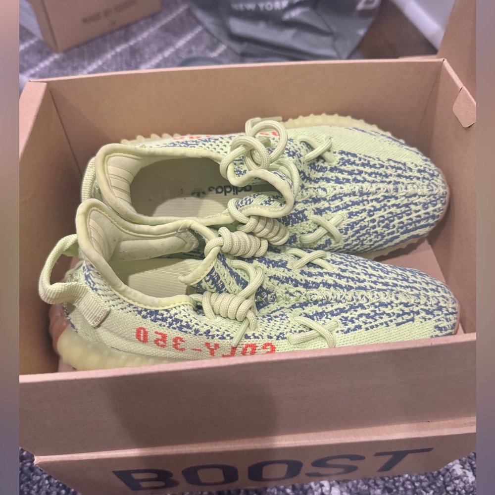 Yeezy Boost 350 V2 sneakers size 5 1/2